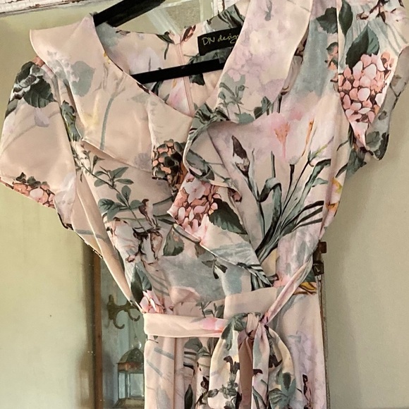 DN Designs Floral Ruffles High Low Short Sleeves Dress Tulips Hydrangeas - Picture 5 of 13